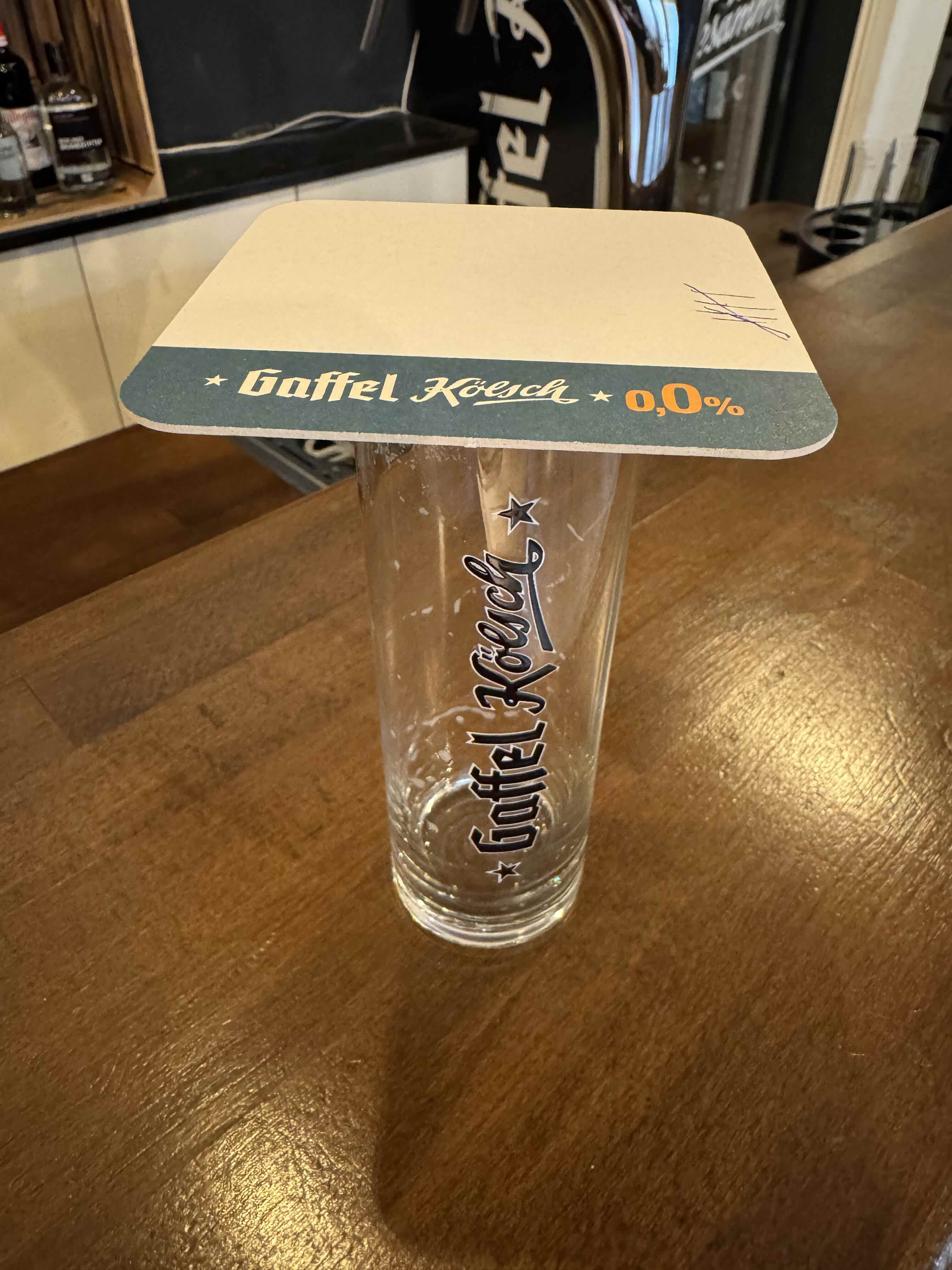 Bierdeckel auf Glas